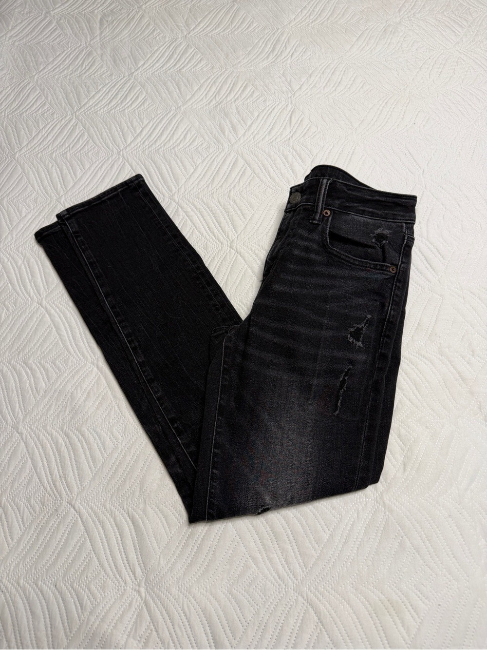 American Eagle Women’s Black Distressed High-Rise Skinny Jeans. Size 31